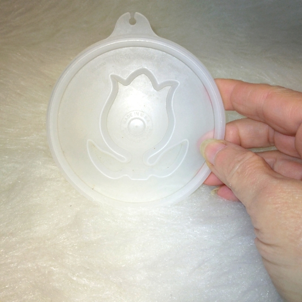 TUPPERWARE Seal Lids for Jel N Serve Mold, tulips pattern, excellent condition